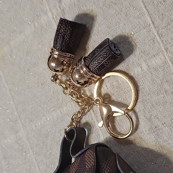 SMALL EAR POD HOLDER/ KEYCHAIN - Picture 4 of 4